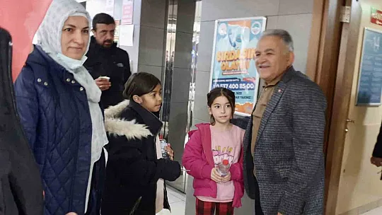 Büyükkılıç, depremzedeleri ziyaret edip, çocuklarla ilgilendi