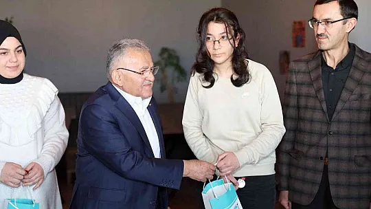 Başarılı öğrencileri ödüllendirdi