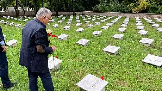 Türk Şehitliği'ni ziyaret ettiler