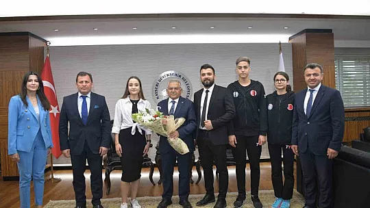 Genç milli sporculardan Başkan'a ziyaret...