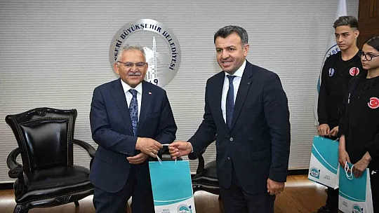 Genç milli sporculardan Başkan'a ziyaret...