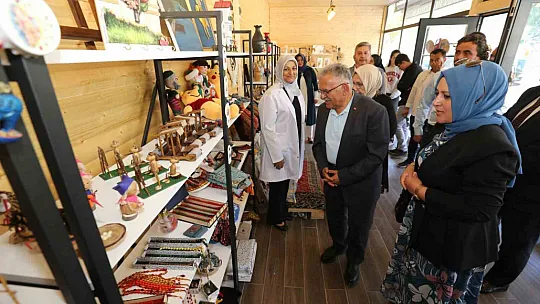 Başkan Büyükkılıç, kadınların ürettiği gilaburulu yaş pastayı kesti
