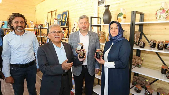 Başkan Büyükkılıç, kadınların ürettiği gilaburulu yaş pastayı kesti