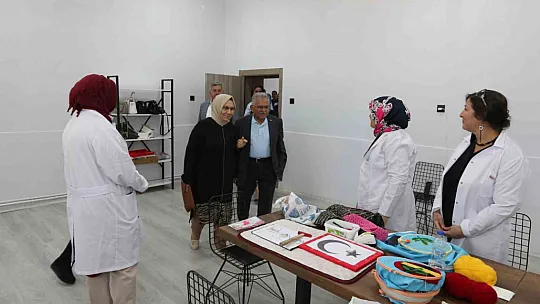 Başkan Büyükkılıç, kadınların ürettiği gilaburulu yaş pastayı kesti