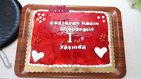Başkan Büyükkılıç, kadınların ürettiği gilaburulu yaş pastayı kesti