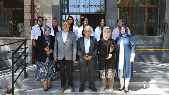 Başkan Büyükkılıç, kadınların ürettiği gilaburulu yaş pastayı kesti