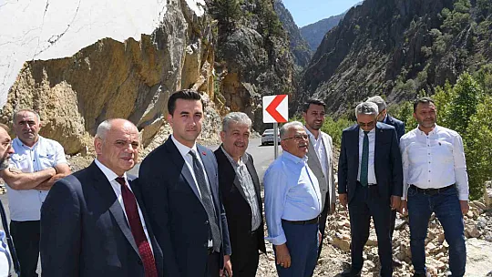 Doğa harikasına giden yolda asfalt çalışması