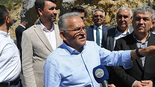 Doğa harikasına giden yolda asfalt çalışması