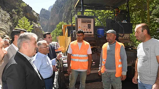 Doğa harikasına giden yolda asfalt çalışması
