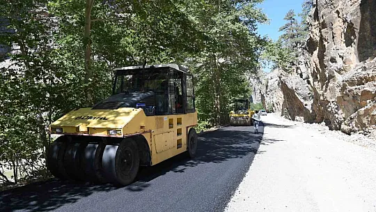 Doğa harikasına giden yolda asfalt çalışması