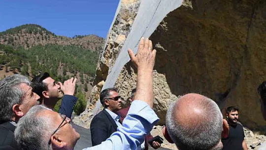 Doğa harikasına giden yolda asfalt çalışması