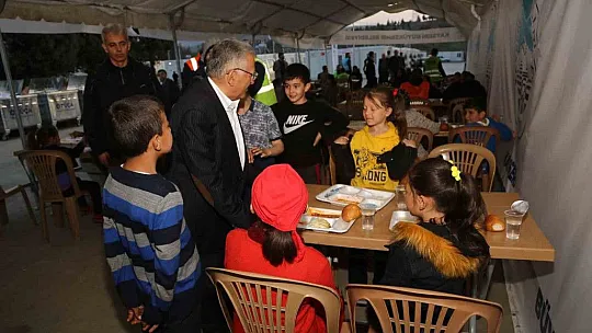 Başkan Büyükkılıç, Konteyner Kent'te depremzedelerle bir araya geldi