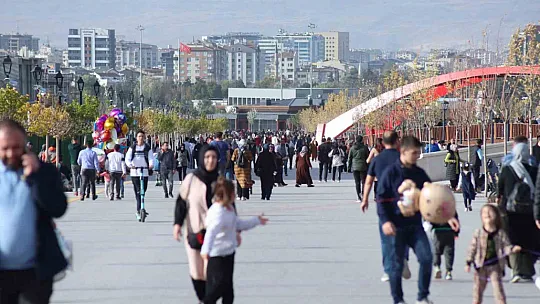 Başkan Büyükkılıç, Millet Bahçesi'ni dolduran vatandaşlarla buluştu