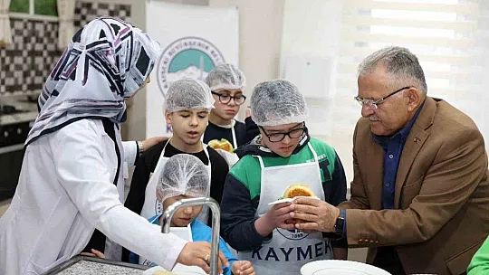 Başkan Büyükkılıç, özel çocuklarla hamburger yaptı