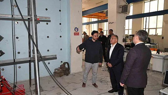 Deprem Araştırma Laboratuvarı'na ziyaret