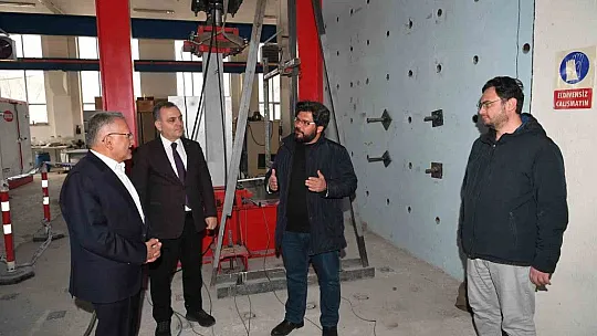 Deprem Araştırma Laboratuvarı'na ziyaret