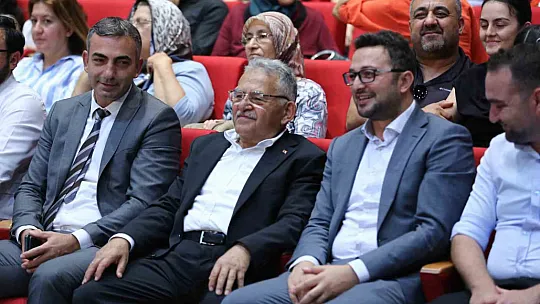 Büyükkılıç'tan kapanışına özel türkü