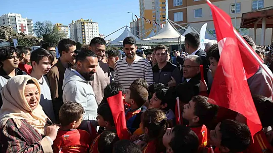 Başkan Büyükkılıç'tan miniklere 'Kayserispor' sürprizi