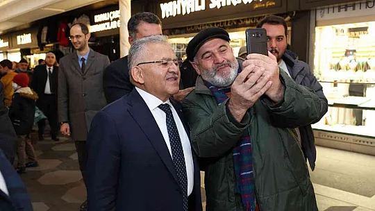 Büyükkılıç, vatandaşlara lokum ikram etti!