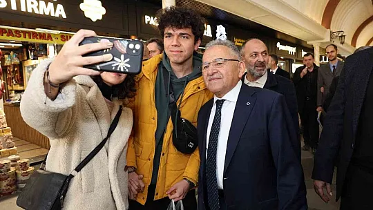 Büyükkılıç, vatandaşlara lokum ikram etti!