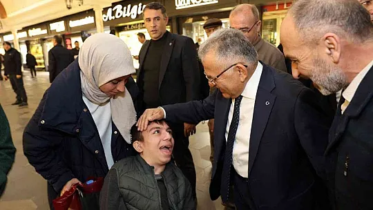 Büyükkılıç, vatandaşlara lokum ikram etti!