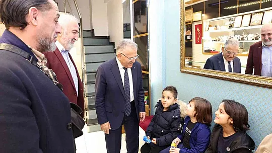 Büyükkılıç, vatandaşlara lokum ikram etti!