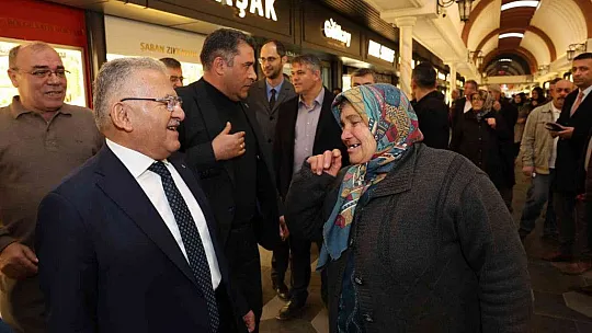 Büyükkılıç, vatandaşlara lokum ikram etti!