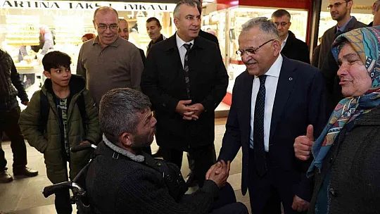Büyükkılıç, vatandaşlara lokum ikram etti!