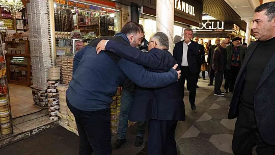 Büyükkılıç, vatandaşlara lokum ikram etti!