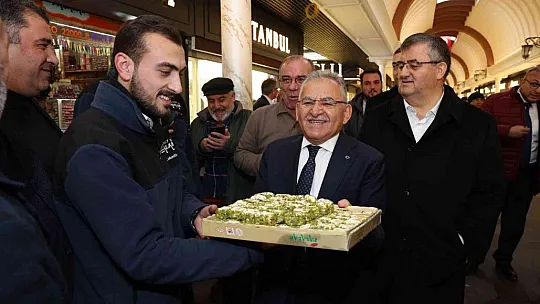 Büyükkılıç, vatandaşlara lokum ikram etti!