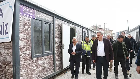 Başkan Büyükkılıç, Vali Çiçek ile birlikte konteyner çarşıda incelemelerde bulundu