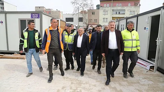 Başkan Büyükkılıç, Vali Çiçek ile birlikte konteyner çarşıda incelemelerde bulundu
