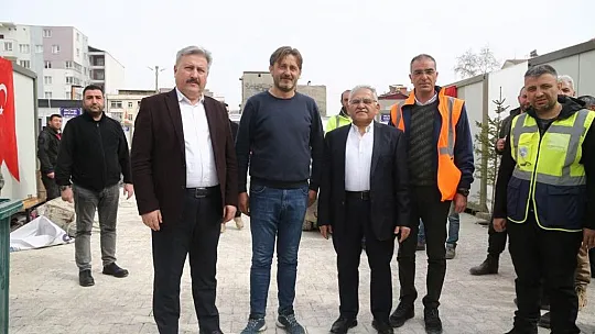 Başkan Büyükkılıç, Vali Çiçek ile birlikte konteyner çarşıda incelemelerde bulundu