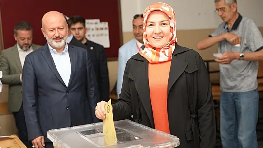 Çolakbayrakdar: Türkiye tüm dünyaya Demokrasi dersi verdi