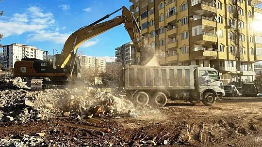 Başkan Çolakbayrakdar 'Depremin ilk saatlerinden itibaren gece-gündüz durmadan çalışıyoruz'