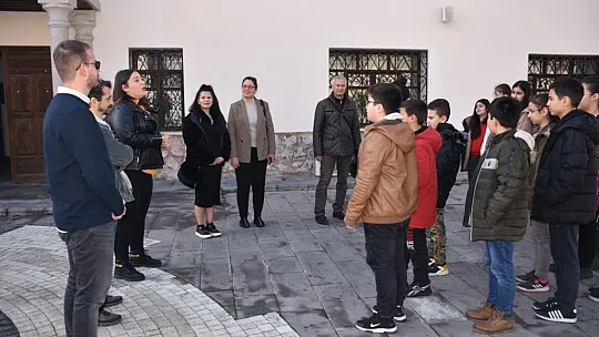 Çolakbayrakdar: 'Depremzede çocuklar, başımızın tacıdır'