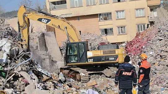 Çolakbayrakdar: Her şartta depremzede kardeşlerimizin yanındayız