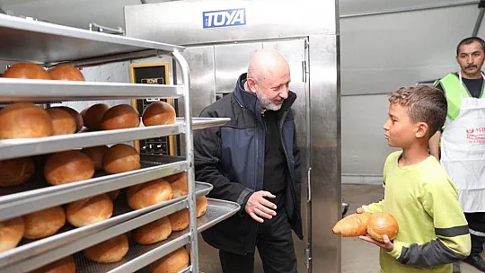 Kocasinan 'Mobil fırın ile her gün 16 bin sıcak ekmek dağıtıyor