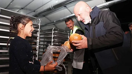 Kocasinan 'Mobil fırın ile her gün 16 bin sıcak ekmek dağıtıyor