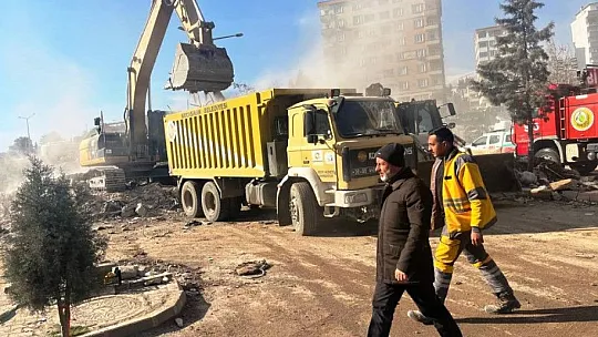 Başkan Çolakbayrakdar: 'Son yaralar sarılana kadar afet bölgesindeyiz'