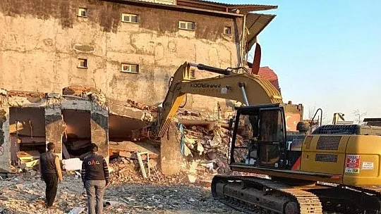 Başkan Çolakbayrakdar: 'Son yaralar sarılana kadar afet bölgesindeyiz'