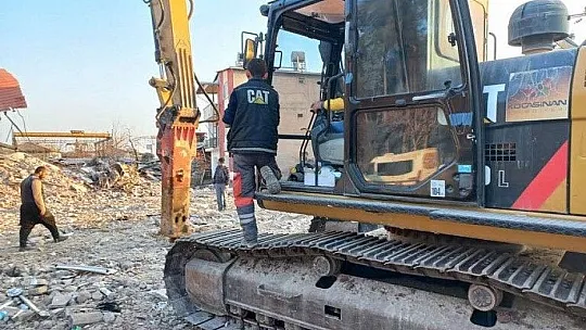 Başkan Çolakbayrakdar: 'Son yaralar sarılana kadar afet bölgesindeyiz'