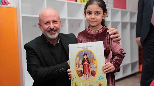 Çolakbayrakdar, öğrencilerin karne heyecanına ortak oldu