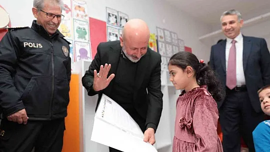 Çolakbayrakdar, öğrencilerin karne heyecanına ortak oldu