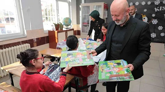 Çolakbayrakdar, öğrencilerin karne heyecanına ortak oldu