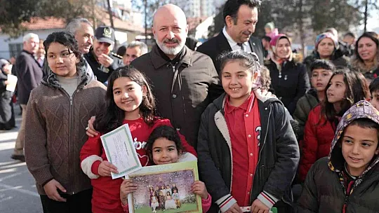 Çolakbayrakdar, öğrencilerin karne heyecanına ortak oldu