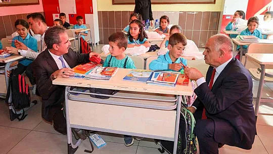 Başkan Esat Öztürk ilk ders zilini çaldı