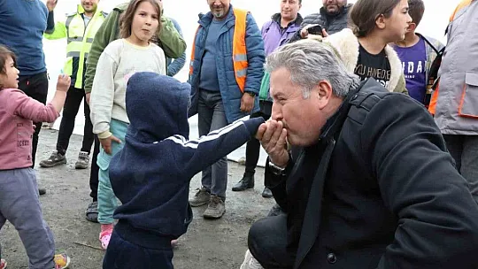 Palancıoğlu, Çadırkent'te depremzedeleri ziyaret etti