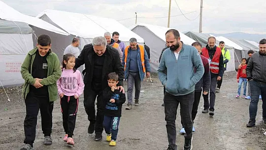 Palancıoğlu, Çadırkent'te depremzedeleri ziyaret etti