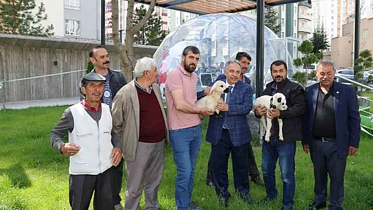 Çiftçiler, Başkan'a bakın ne hediye etti?